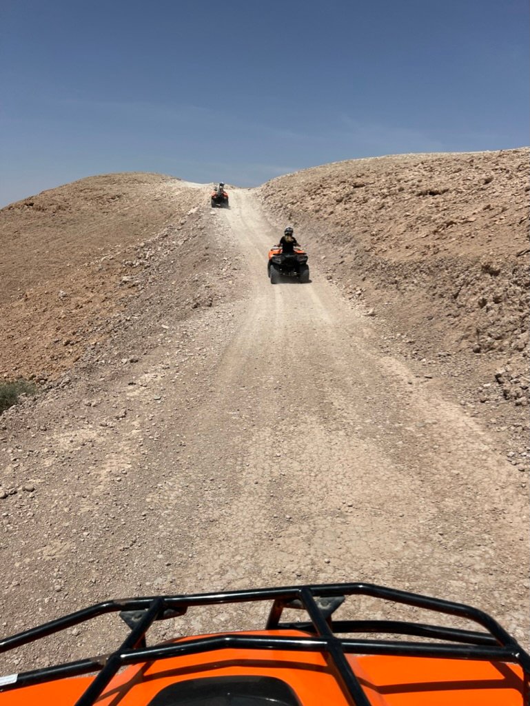 Excursion en quad dans le désert près de Marrakech, parmi les expériences à Marrakech proposées par le Riad Zalima.
