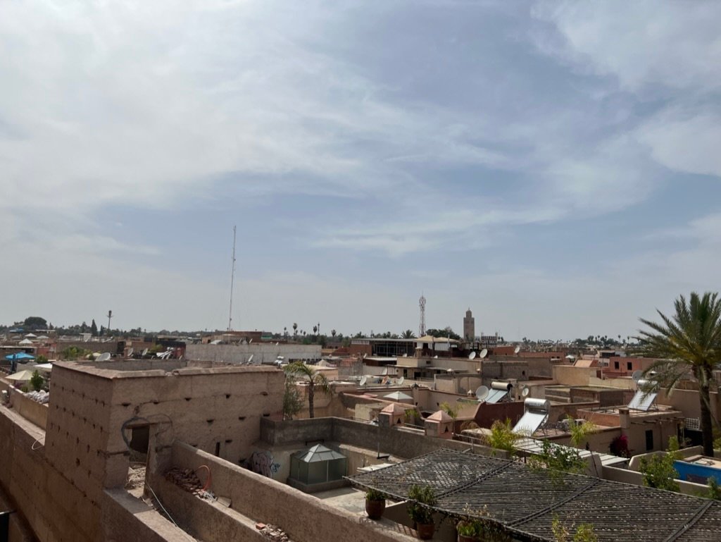 Vue panoramique sur les toits de Marrakech et la médina – Contact & réservation Riad Zalima.